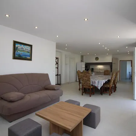 Appartement Murat-le-quaire, 4 Pièces, 7 Personnes - Fr-1-608-154